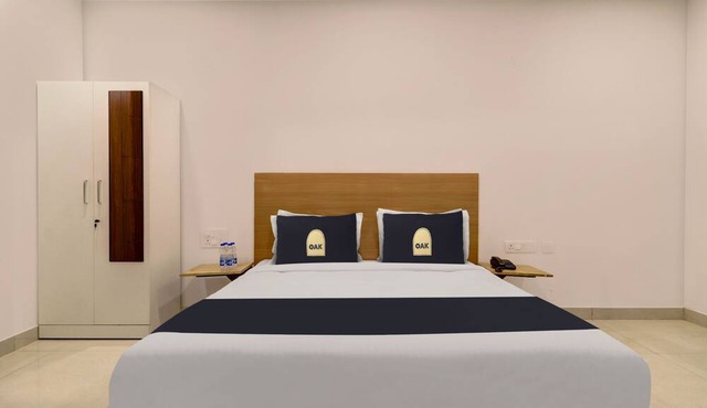 Super OYO Townhouse OAK De Alphabet