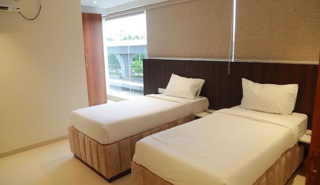GRAND MANOR SUITES