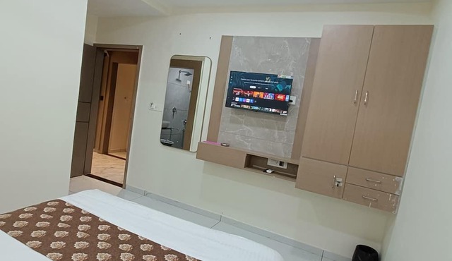 Hotel Radhe Raas in Vasad
