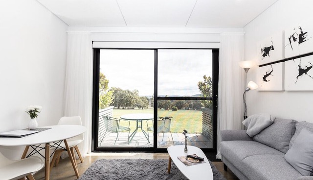Hanging Rock Views, King Suite in luxury B&B in Woodend