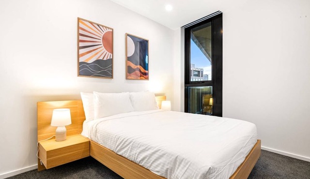 Modern City Views Escape with Gym Access in Southbank