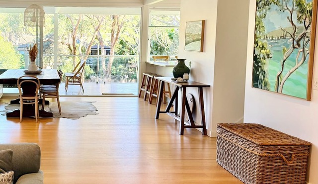 Spacious Avalon Beach family retreat. Walk to beach. in Avalon Beach