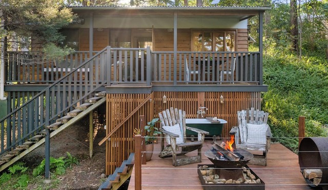 Rustic Cabin. Outdoor Bath. Pet Friendly. in Doonan