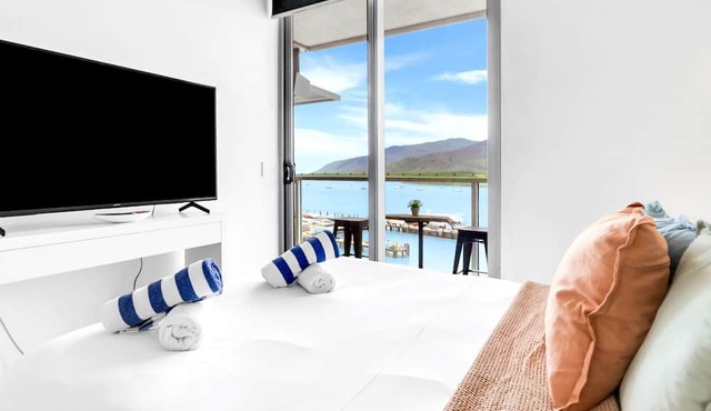 Belle Escapes 52 Harbour Lights with Ocean View in Cairns City