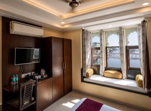Mannat Udaipur Lakeview Boutique