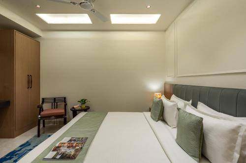 Perfectstayz Premium Baba Palace - Free Parking in Chhatikara