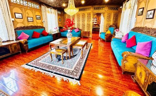 HAYAT Group OF Houseboats