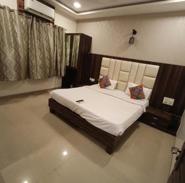 Crown Hotel Aadoree - Near Mumbai Airport, BKC Visa Consultant , Jio Convention Centre