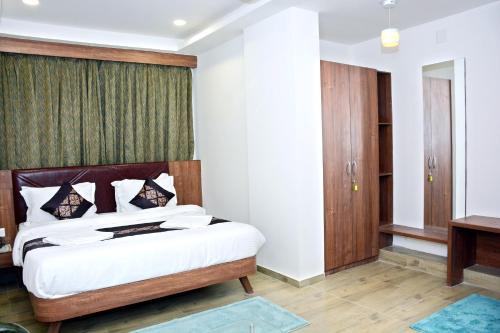 Hotel Royal Wings in Vadodara