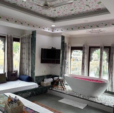 Mannat Udaipur Lakeview Boutique