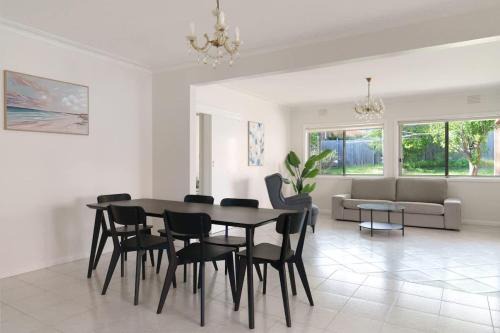 Entire Cozy 4BR with 2 Ensuites House Mt Waverley in Mount Waverley