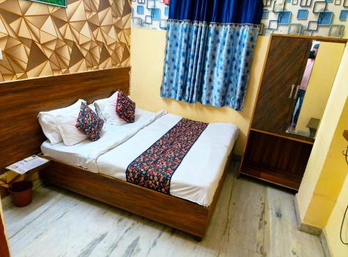 Grand Stays by Hotel Amisha - Near Station & Metro