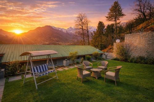 Hotel Hollywood Vibes #riverview #premium rooms #prime location #most awarded #parking #top rated #open terrace #lawn #best selling hotel in manali