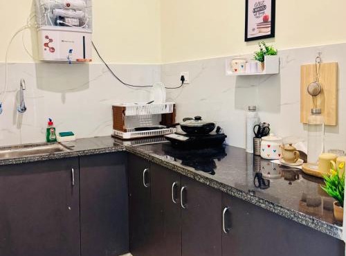 UrbanHive Private Studio Near WTP & Airport