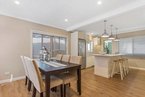 MetaWiseBnB Waterfront 3BR Coastal Escape in Deception Bay