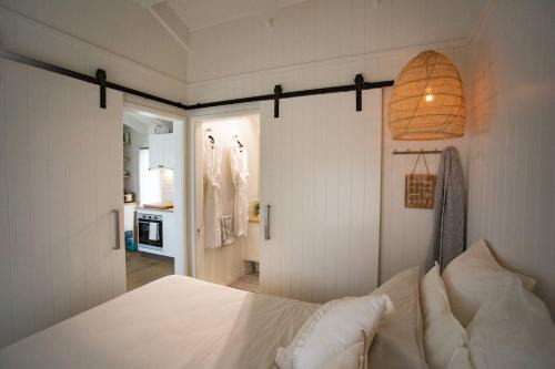 Gumnut Cottage Gippsland - Tiny Eco Stay w King Bed & Mountain Views in Seaton