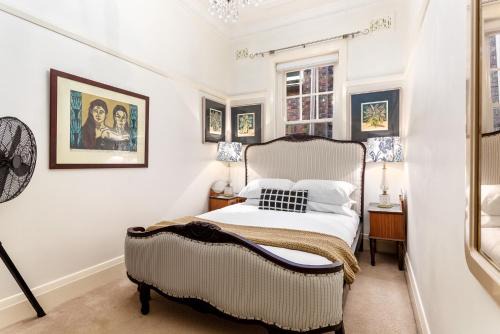 Eclectic Art Deco Apartment in great location in Sydney