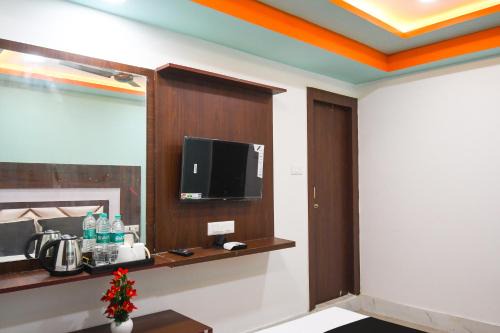 Hotel O by OYO The Royal Velvet