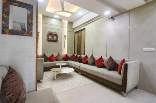 Qotel Signature Lavish Inn - Hotel in Rajouri Garden Near Metro & Pacific Mall