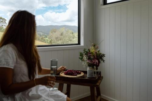 Brand New Tranquil Tiny Home On 60 Acres Near Kennilworth Feed Friendly Cows, Spectacular Views in Obi Obi